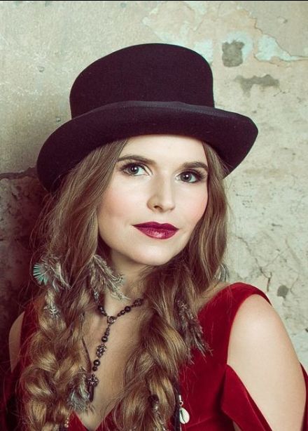 Евгения Рыбакова и группа «Обними Кита»